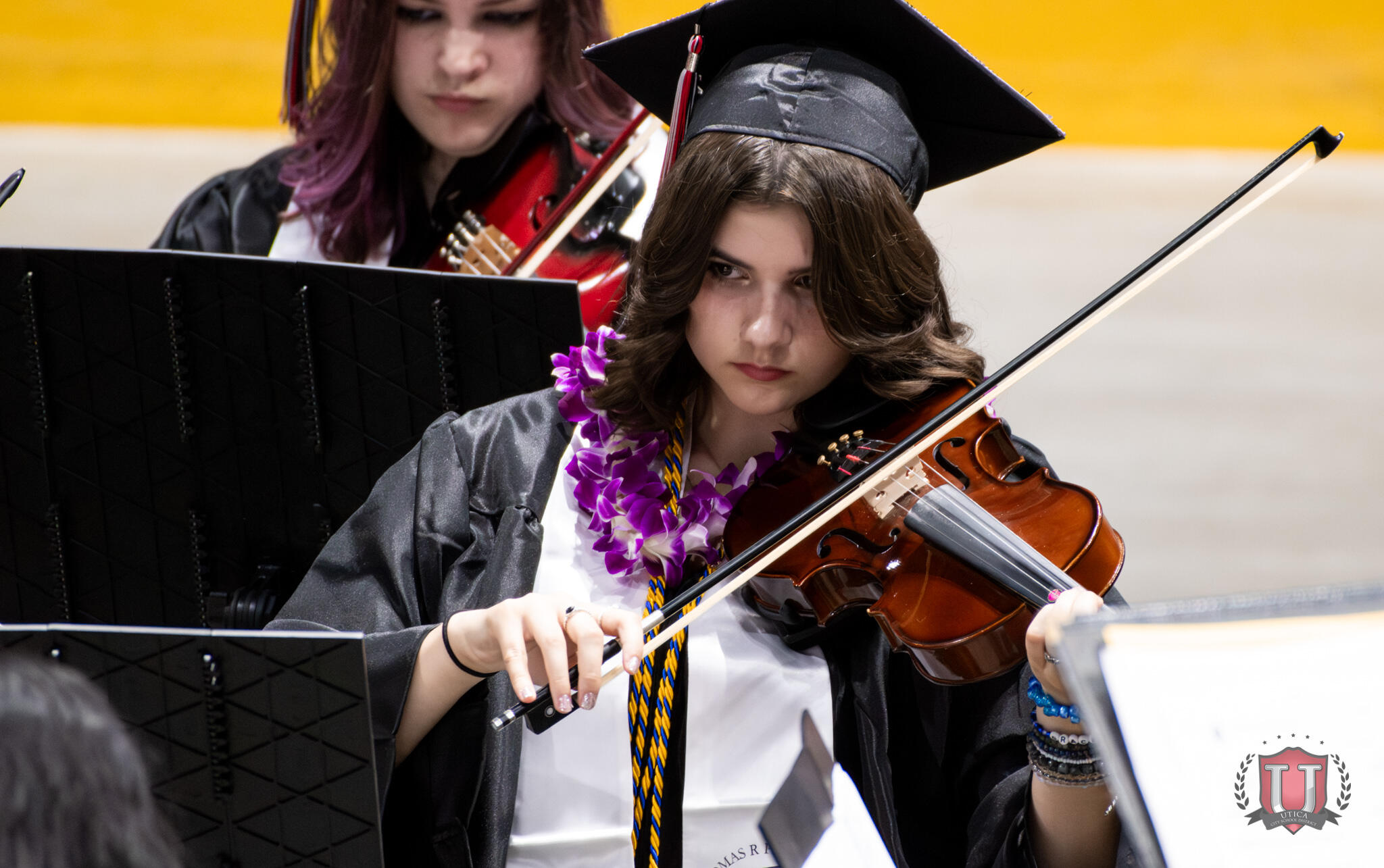 Абитуриентите свирят в оркестъра по време на церемонията по дипломирането